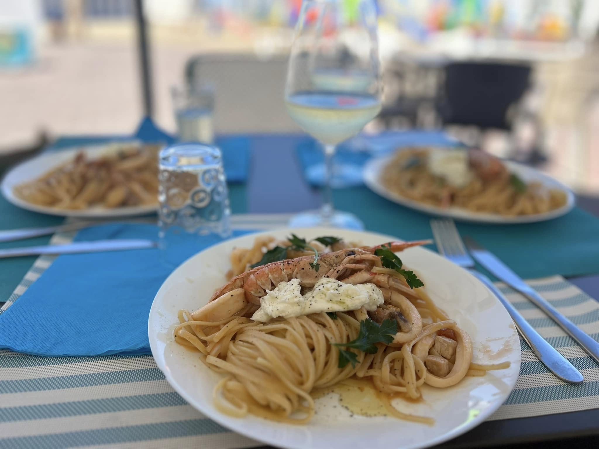 Linguine allo scoglio con scampi e stracciatella